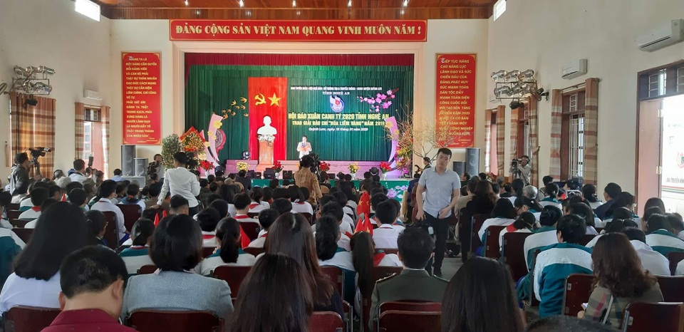 Tưng bừng Hội báo Xuân, trao giải “Búa liềm vàng” tỉnh Nghệ An - 1 Tưng bừng Hội báo Xuân, trao giải “Búa liềm vàng” tỉnh Nghệ An - 1