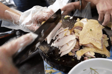 Quán phở gà đắt khách trong "chợ nhà giàu", bán 350 bát chỉ trong 3 tiếng