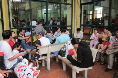Bệnh viện Nhi TƯ: Chen chúc chờ đợi khám 