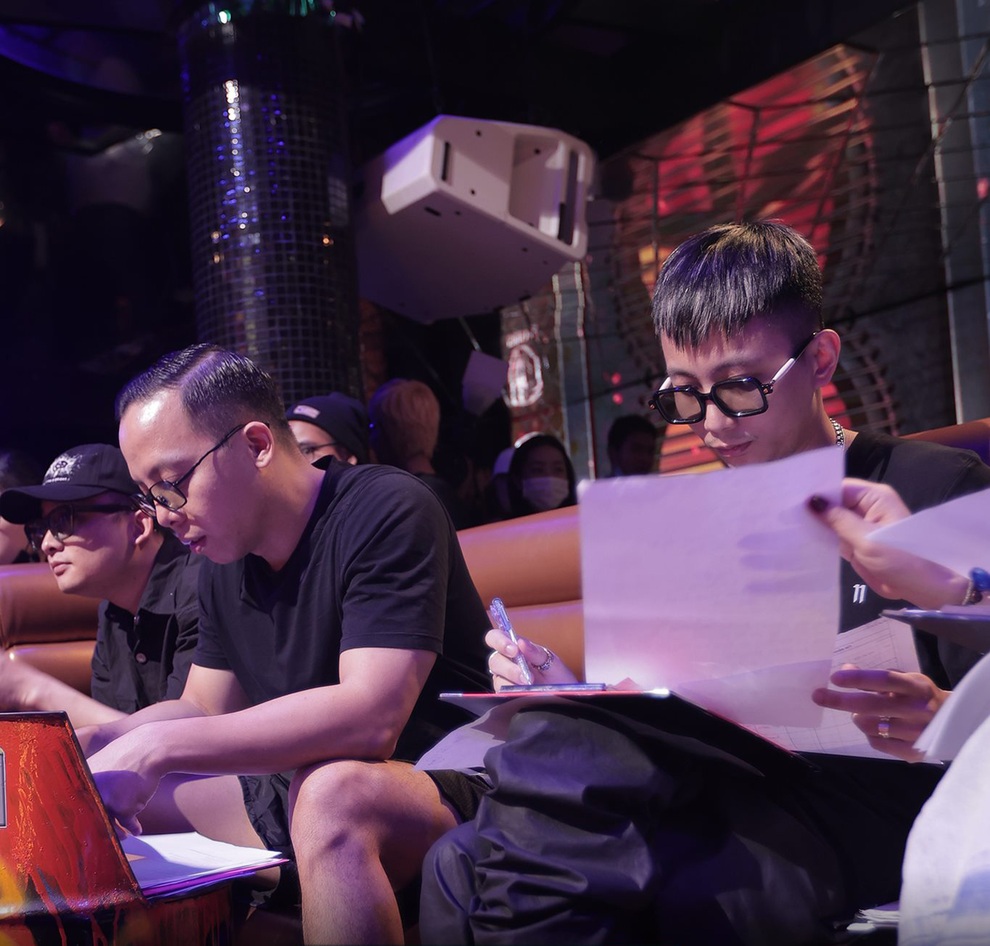 Thí sinh xếp hàng dài cả con phố để casting Rap Việt mùa 2 - 8 Thí sinh xếp hàng dài cả con phố để casting Rap Việt mùa 2 - 8