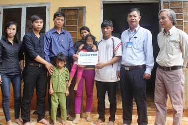 Hơn 73 triệu đồng đến với gia đình có 2 con bị khuyết tật