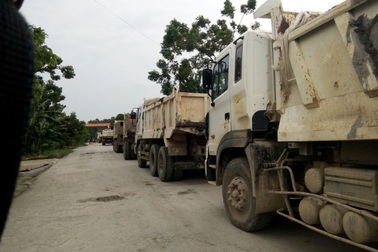 Người dân mang đồ chặn đoàn xe tải phá đường