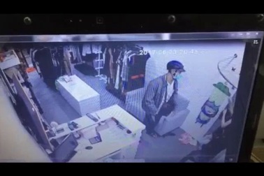 3 mẹ con quỳ lạy xin tên cướp tha mạng