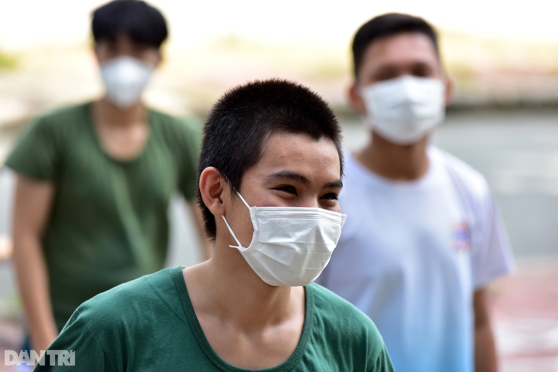 Theo chân xe lưu động tiêm vắc xin ở các khu dân cư, điểm cách ly tại TPHCM - 9