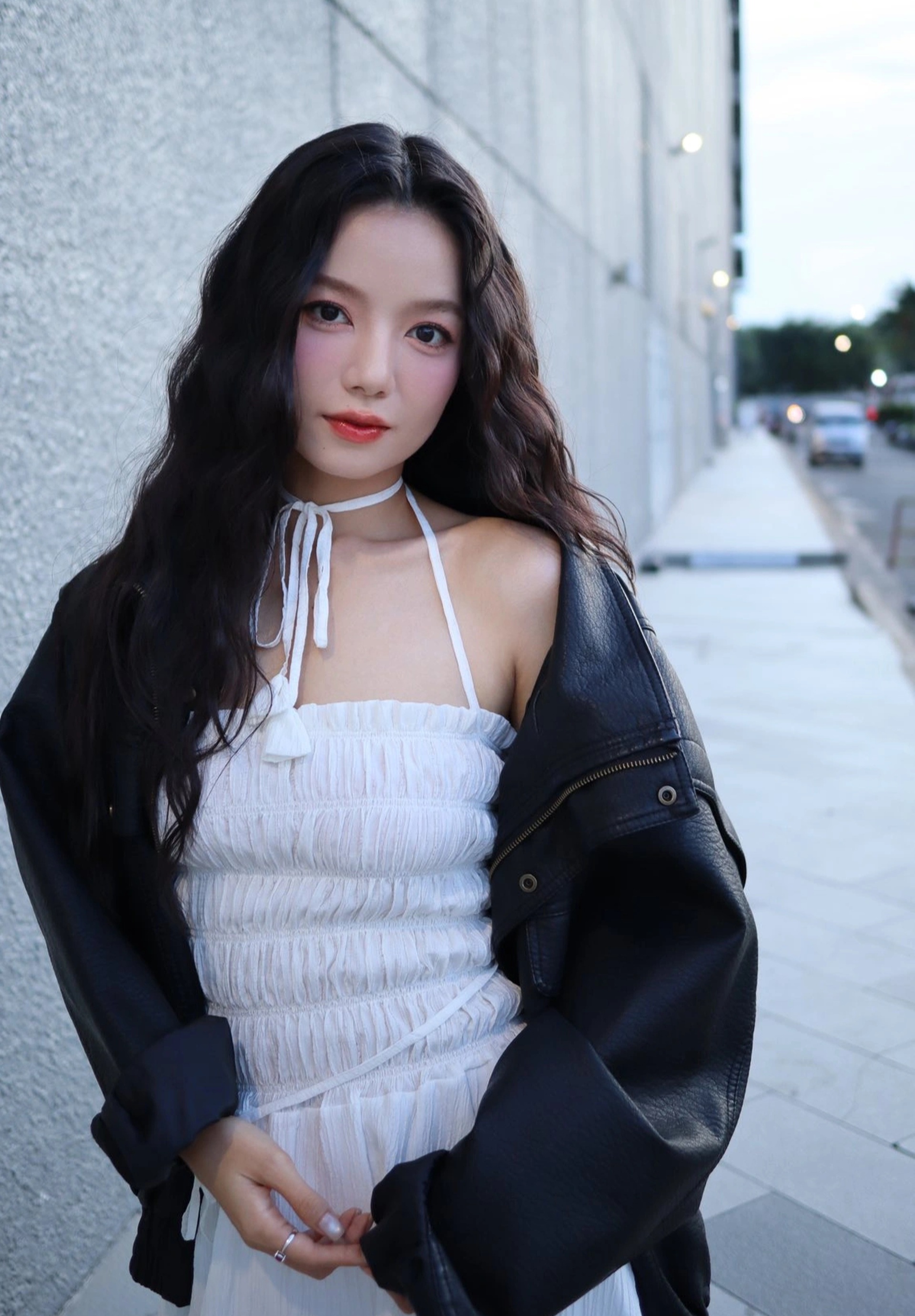 Bóng hồng duy nhất phim Mưa đỏ: Từng thi hoa hậu, đời thường gợi cảm - 4 Bóng hồng duy nhất phim Mưa đỏ: Từng thi hoa hậu, đời thường gợi cảm - 4