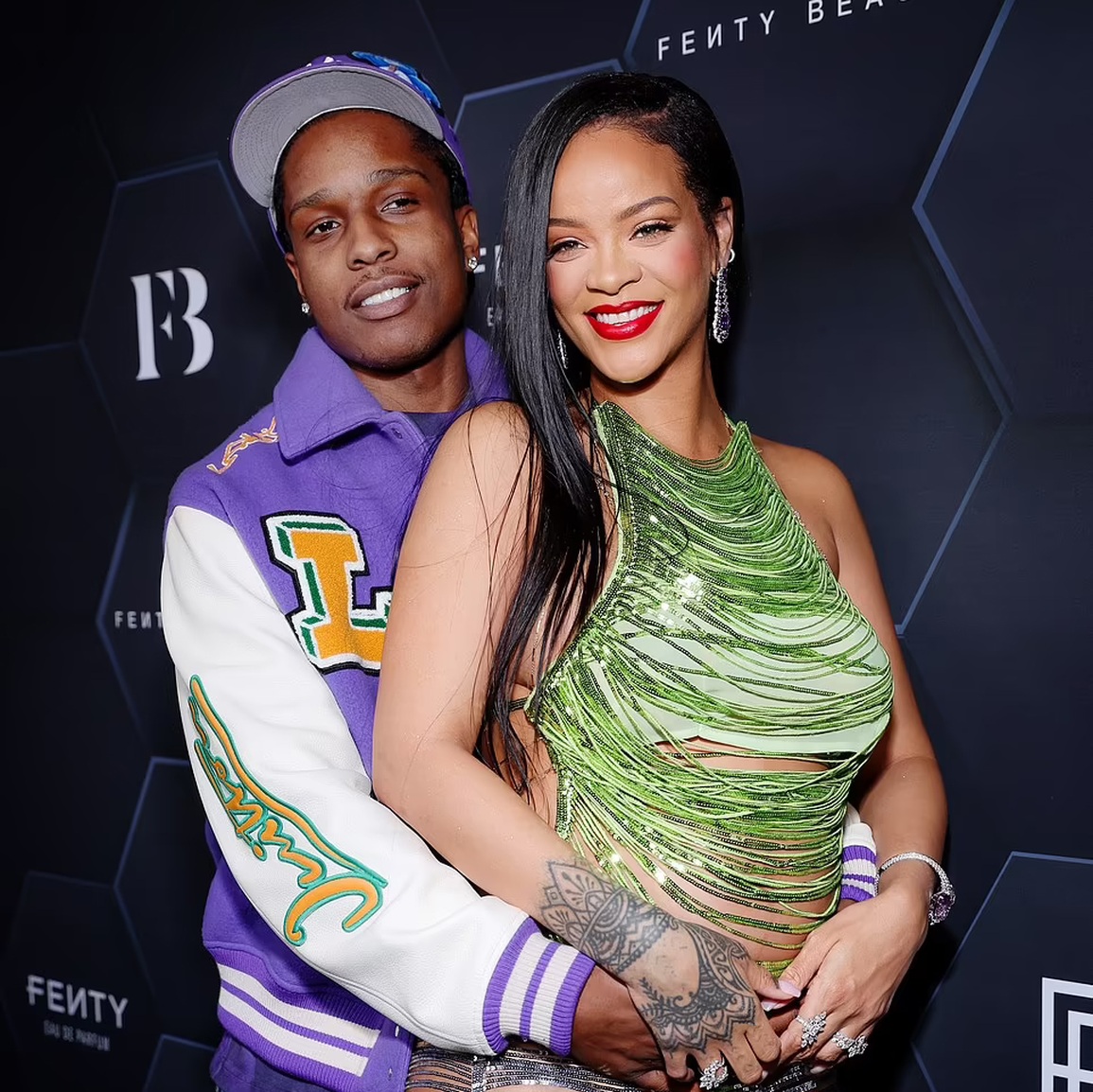 Chỉ với một hành động nhỏ, Rihanna bị nghi sắp sinh con gái - 2 Chỉ với một hành động nhỏ, Rihanna bị nghi sắp sinh con gái - 2