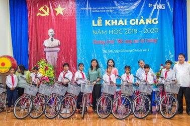 Tập đoàn TNG Holdings Vietnam trao tặng 110 xe đạp cho học sinh nghèo tại Gia Lai, Kon Tum