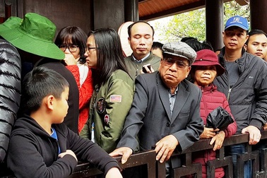 Ngộp thở chen lấn giữa “biển người” ở bến thuyền Tràng An