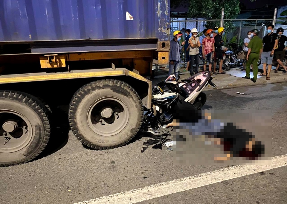 Lao vào đuôi xe container dừng dưới lòng đường, một thanh niên chết thảm - 1