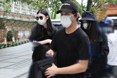 Siêu mẫu Hề Mộng Dao xuất hiện cùng chồng trong tang lễ “vua sòng bạc”