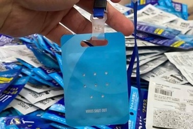 Thu giữ hàng trăm "thẻ đeo diệt virus corona" không rõ nguồn gốc