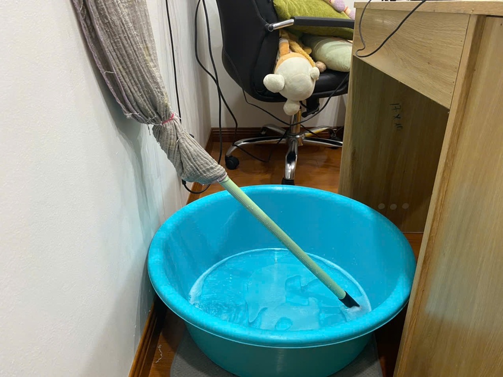 Nước tràn vào ào ạt, dân chung cư Hà Nội trắng đêm mang nồi, chậu ra hứng - 1 Nước tràn vào ào ạt, dân chung cư Hà Nội trắng đêm mang nồi, chậu ra hứng - 1