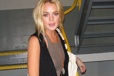 Chuẩn bị vào tù, Lindsay Lohan tìm tới… sách