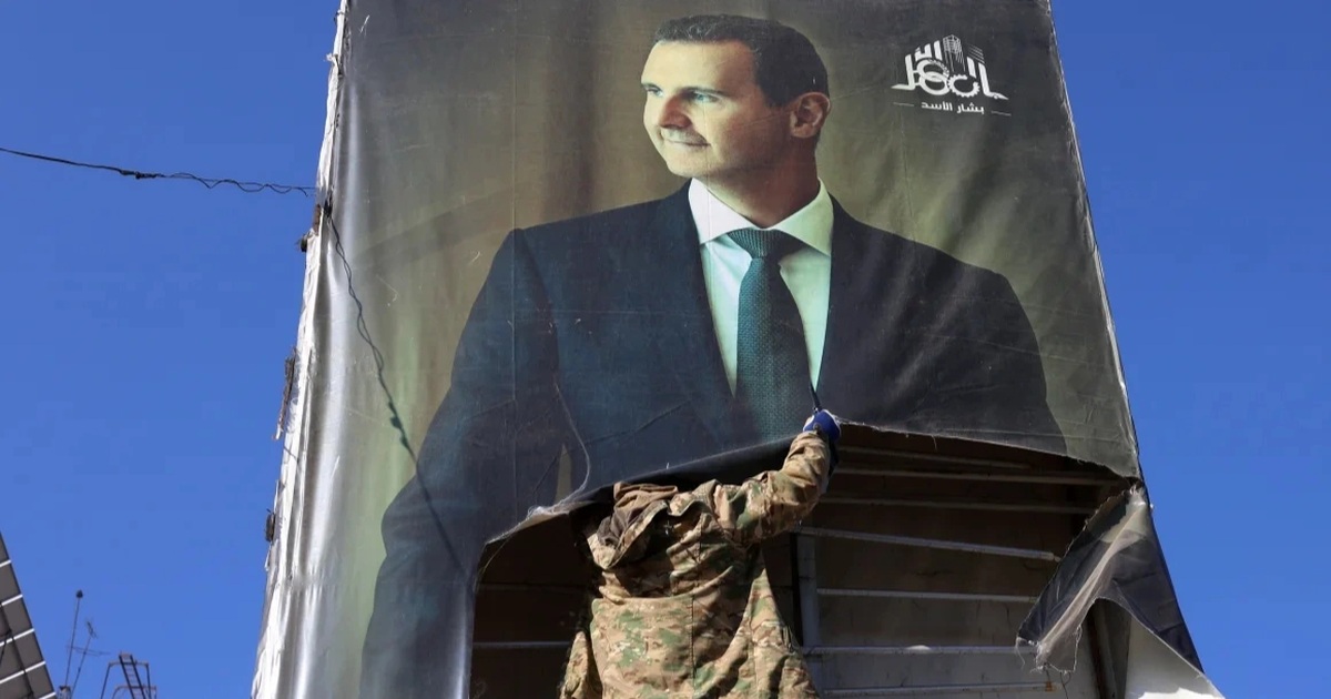 Chân dung Tổng thống Assad bị xé ở Syria (Ảnh: Getty).