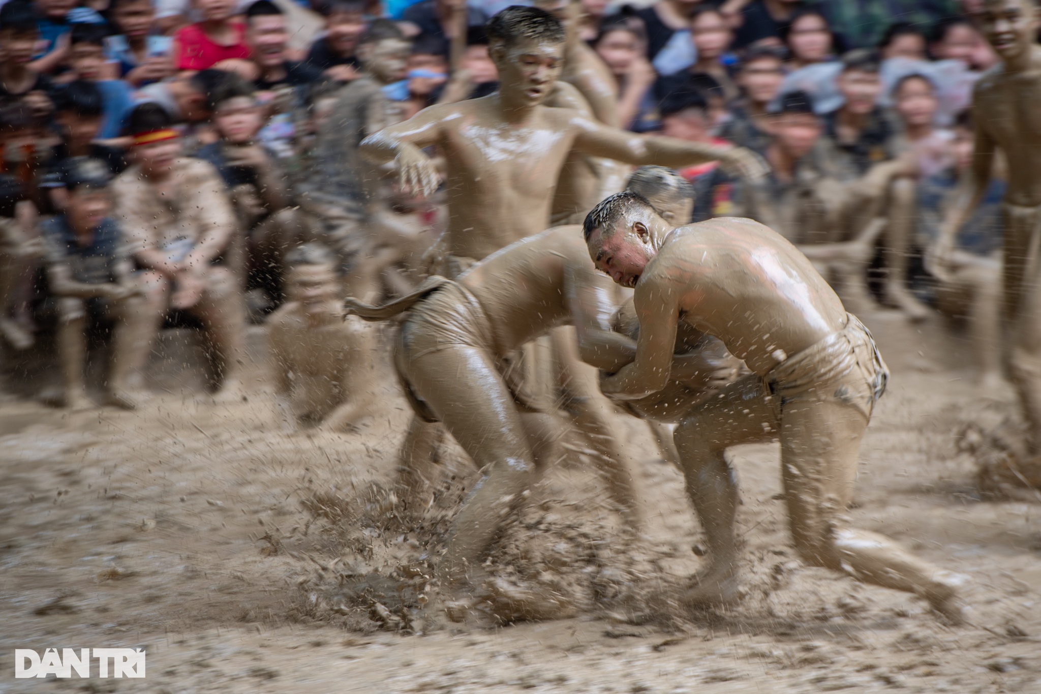 Hàng nghìn người lấm lem bùn đất hào hứng cổ vũ hội vật cầu ở Bắc Giang - 14