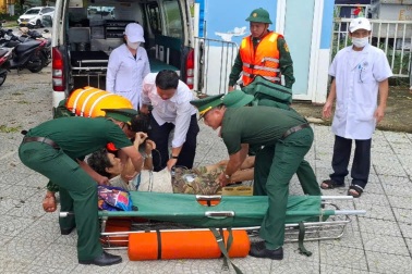 Xuồng cao tốc đưa 2 bệnh nhân trên đảo Cù Lao Chàm vượt bão đi cấp cứu