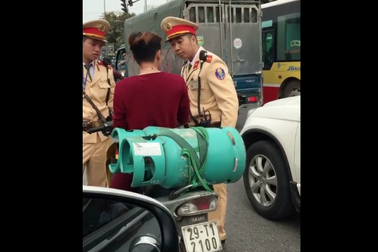 Học đòi bắt bẻ CSGT, thanh niên chở ga được "lên sóng"