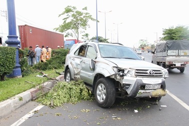 Ô tô lao vào dải phân cách, 2 công nhân nguy kịch