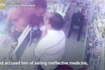 Khách Tây tát dược sỹ vì bán thuốc không hiệu quả