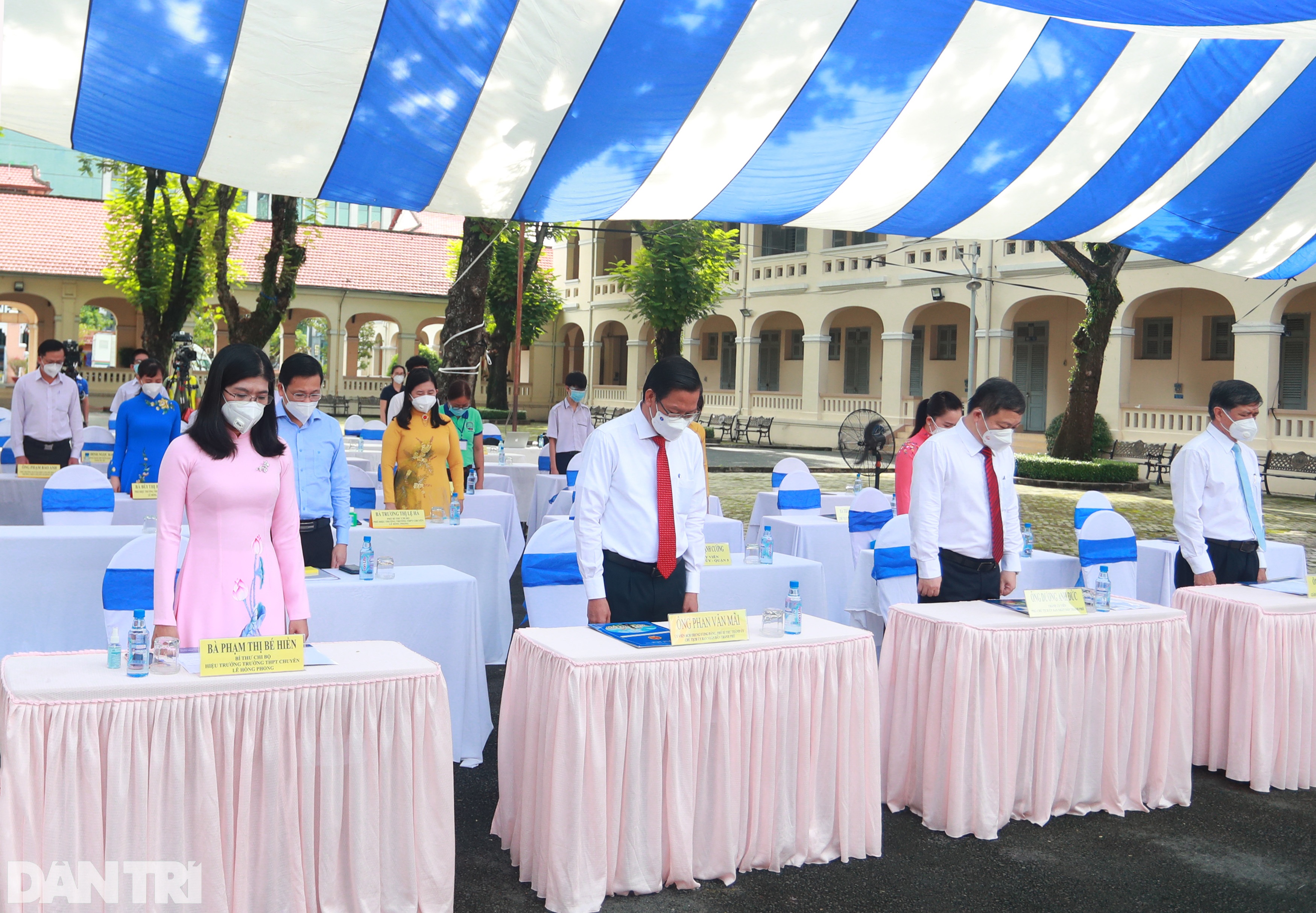 Lãnh đạo, thầy trò ở TPHCM mặc niệm nạn nhân Covid-19 tại Lễ khai giảng - 3 Lãnh đạo, thầy trò ở TPHCM mặc niệm nạn nhân Covid-19 tại Lễ khai giảng - 3