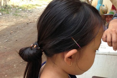 Không nên cho trẻ đeo nữ trang để hạn chế bị bắt cóc