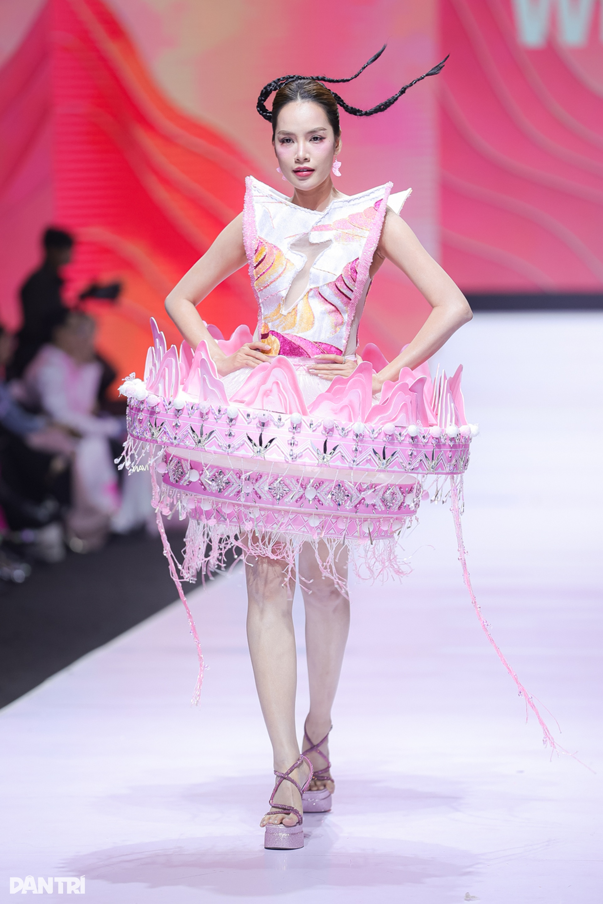 Á hậu Trái đất Trịnh Mỹ Anh gây “choáng” khi khoe vòng 3 trên sàn catwalk - 9 Á hậu Trái đất Trịnh Mỹ Anh gây “choáng” khi khoe vòng 3 trên sàn catwalk - 9