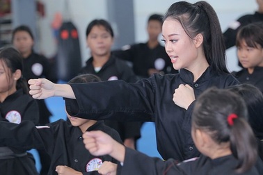 Nữ sinh phòng cháy chữa cháy xinh đẹp dạy võ cho trẻ em lang thang