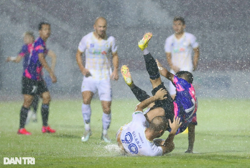 Văn Quyết ghi bàn giúp CLB Hà Nội thoát thua Sài Gòn FC - 1 Văn Quyết ghi bàn giúp CLB Hà Nội thoát thua Sài Gòn FC - 1