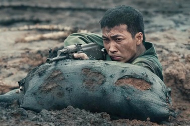 "Mưa đỏ" vượt kỷ lục trong ngày của "Mai", cán mốc 400 tỷ đồng