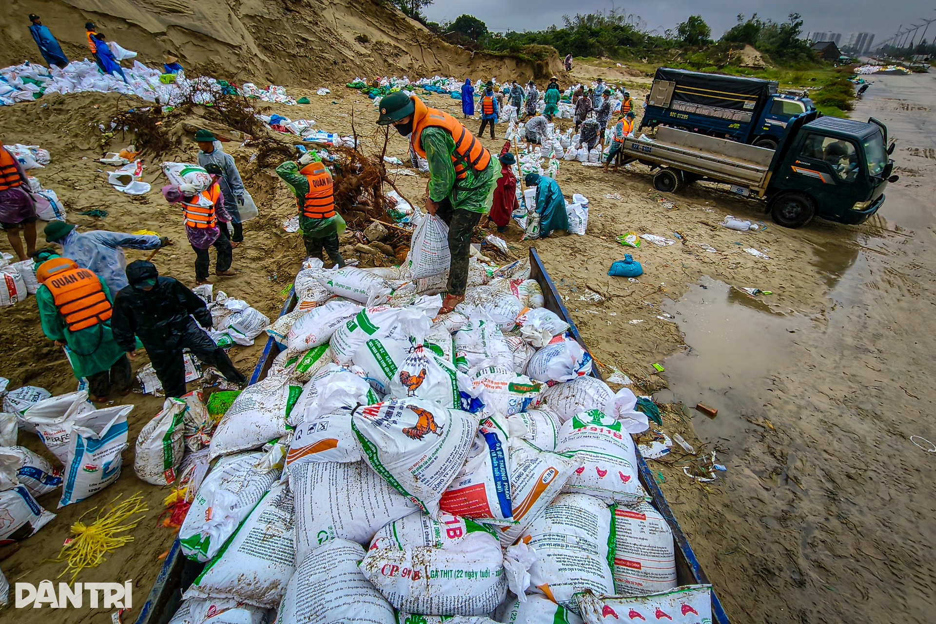 Hơn 500 bộ đội cùng người dân xuyên đêm “vá” bờ kè bị sạt lở - 11