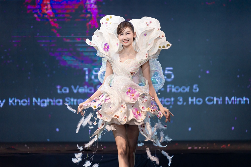 Hoa hậu Thiên Ân diện váy đính hoa, được khen khi trở lại sàn catwalk - 3 Hoa hậu Thiên Ân diện váy đính hoa, được khen khi trở lại sàn catwalk - 3