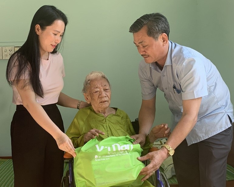 Anh2-GĐ Sở LĐ-TB&XH tỉnh Phú Yên Nguyễn Hữu Từ.jpg Anh2-GĐ Sở LĐ-TB&XH tỉnh Phú Yên Nguyễn Hữu Từ.jpg