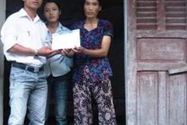 Quà Nhân ái đến với gia đình có bố bại liệt và 3 đứa con động kinh