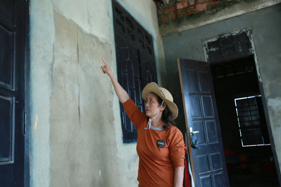 Những phụ nữ “bỏ nhà” đi giúp dân trong trận lụt “trăm năm mới thấy” - 3 Những phụ nữ “bỏ nhà” đi giúp dân trong trận lụt “trăm năm mới thấy” - 3