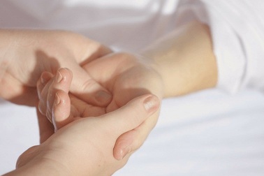 Học người Nhật cách tự mát-xa để giảm đau và thư giãn