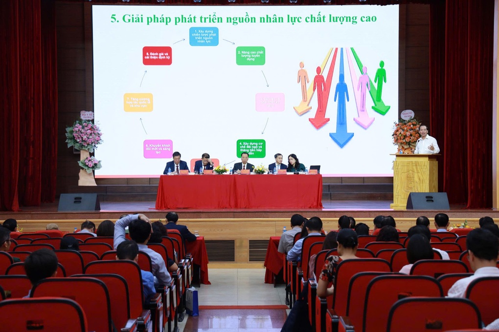 Đừng bắt người giỏi chuyên môn chỉ có thể chọn theo đường... làm quan - 3 Đừng bắt người giỏi chuyên môn chỉ có thể chọn theo đường... làm quan - 3