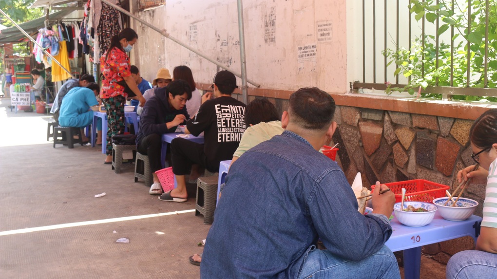 Chủ quán bánh canh bán vì đam mê, quyết giữ giá 10.000 đồng/tô - 6 Chủ quán bánh canh bán vì đam mê, quyết giữ giá 10.000 đồng/tô - 6
