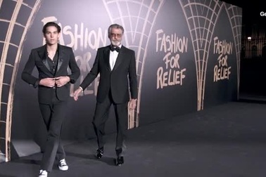 Pierce Brosnan bên con trai út Paris