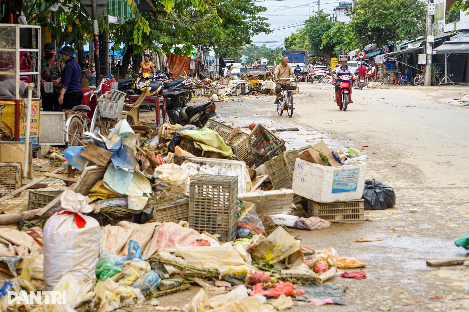 Gia đình tôi không còn đồ dùng gì nguyên vẹn sau khi nước rút! - 1 Gia đình tôi không còn đồ dùng gì nguyên vẹn sau khi nước rút! - 1