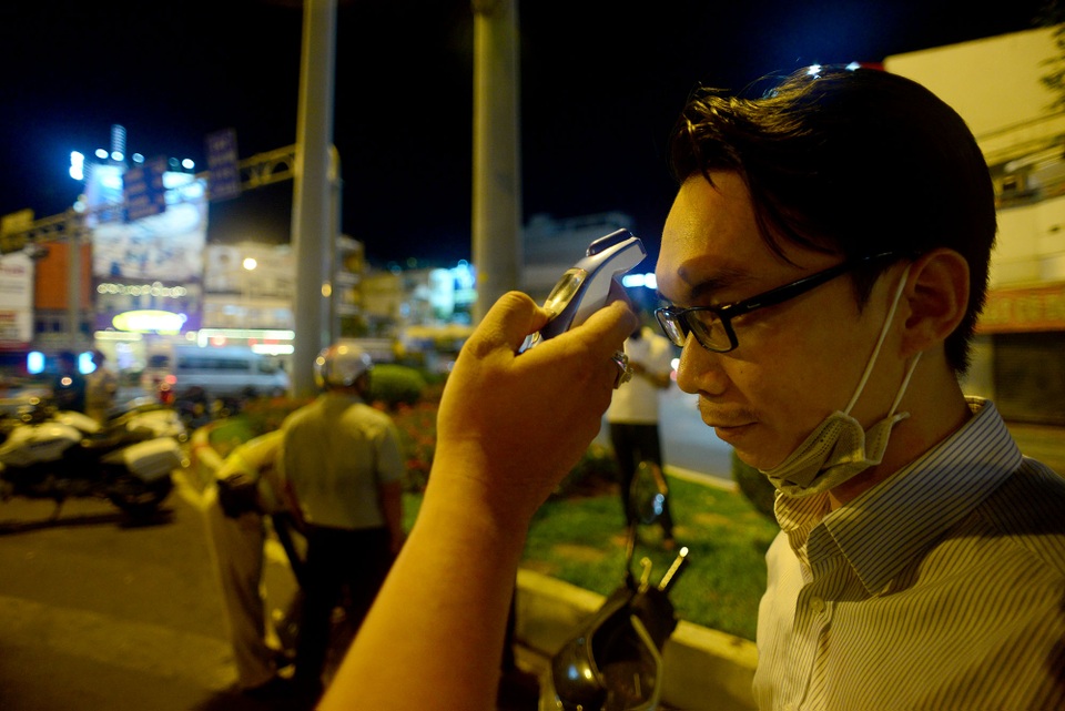 CSGT đo nồng độ cồn ra sao trong mùa dịch Covid-19? - 6