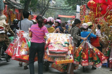 Người Hà Nội tấp nập sắm sửa Tết ông Công, ông Táo