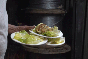 Hàu sữa chiên trứng 56 năm của gia đình gốc Hoa, giá cao nhưng khách đông