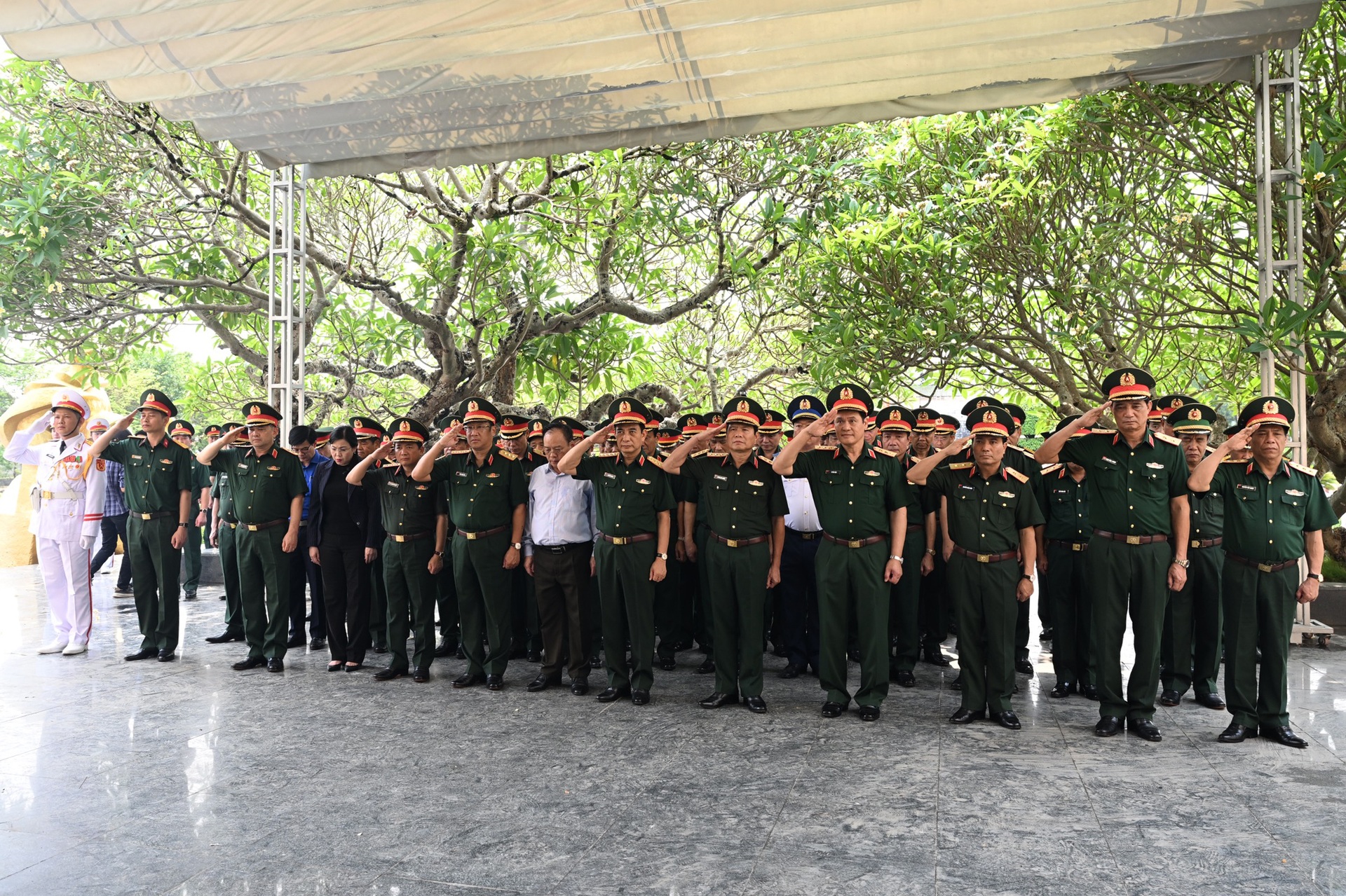 Bộ trưởng Quốc phòng Phan Văn Giang dâng hương tri ân liệt sỹ Điện Biên - 5 Bộ trưởng Quốc phòng Phan Văn Giang dâng hương tri ân liệt sỹ Điện Biên - 5