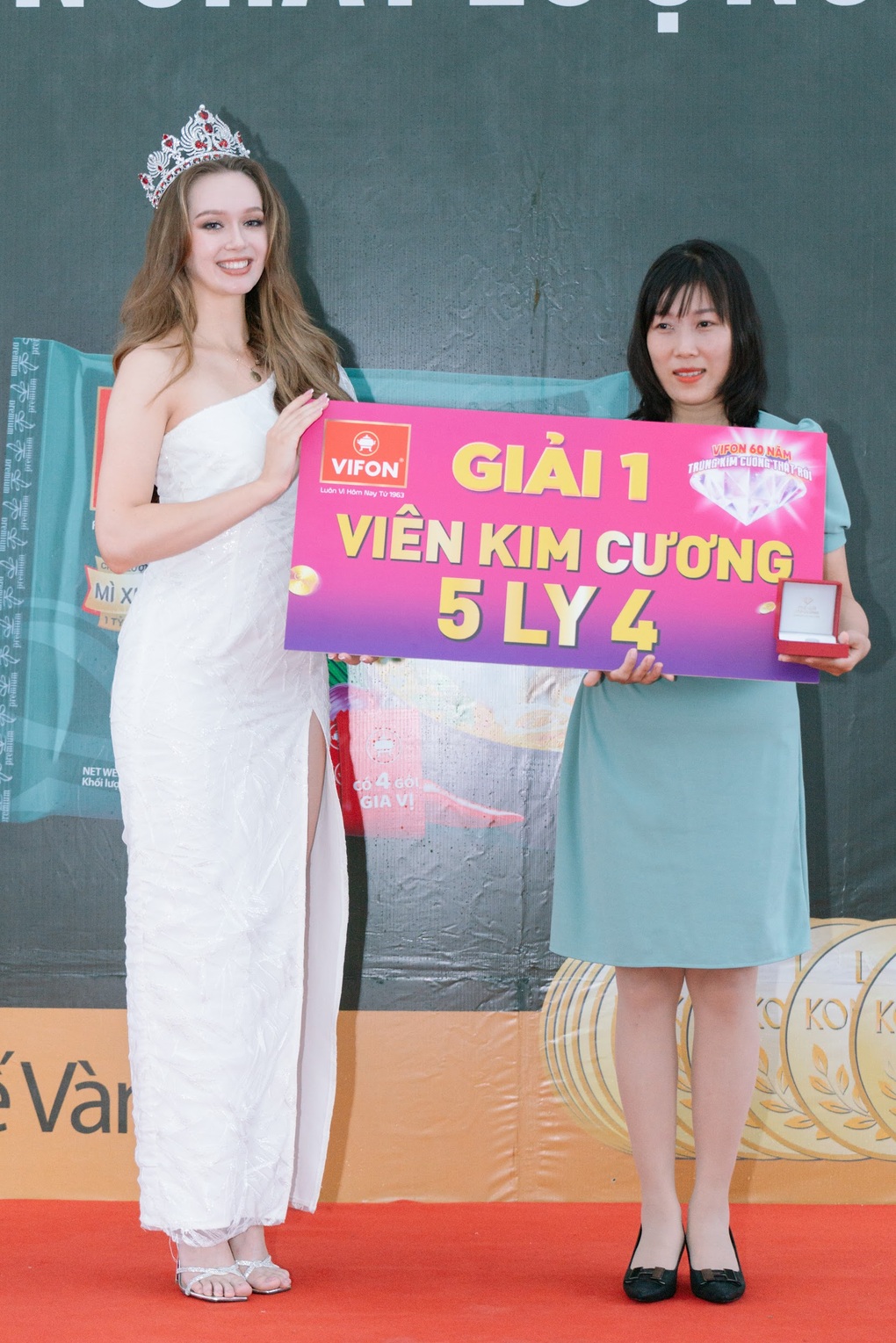 Hoa hậu Ba Lan trao kim cương 5,4 ly cho người trúng giải thưởng VIFON - 2 Hoa hậu Ba Lan trao kim cương 5,4 ly cho người trúng giải thưởng VIFON - 2