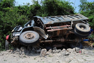 Xe tải tuột dốc tông gãy trụ điện, tài xế tử vong