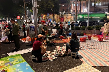 Giữa đêm, người dân mang màn chiếu "xí chỗ" xem tổng duyệt diễu binh