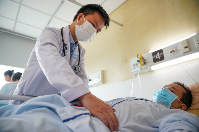 BS CKI. Mã Tùng Phát – Khoa Nội tiết BV ĐHYD TPHCM thăm khám cho người bệnh.
