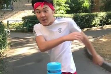 Quyết tâm của chàng trai trẻ thực hiện thử thách đá nắp chai đang "hot"