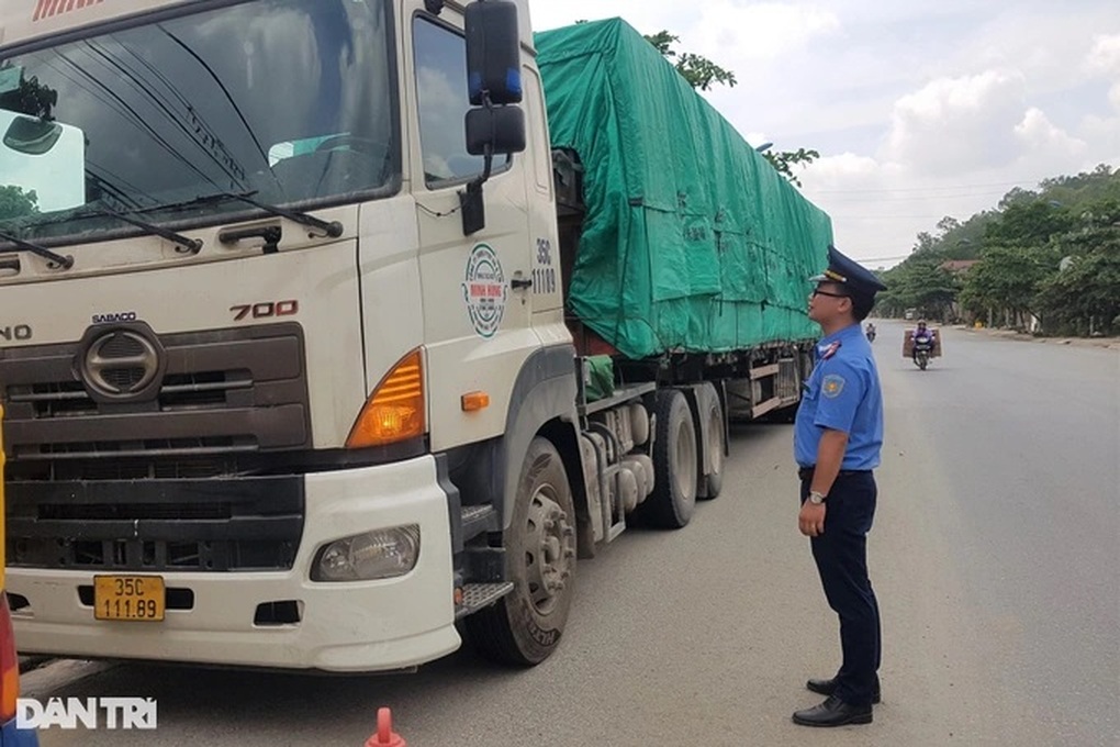 Đề xuất bỏ quyền dừng xe giữa đường của Thanh tra giao thông - 1 Đề xuất bỏ quyền dừng xe giữa đường của Thanh tra giao thông - 1