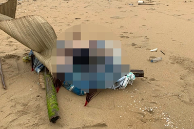 Hai thi thể đang phân hủy trôi vào bờ biển Quảng Nam